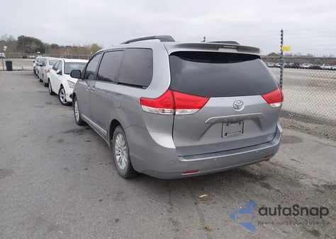 2013 Toyota Sienna Xle V6 8 Passenger z USA, uszkodzony, nr VIN 5TDYK3DC8DS310192